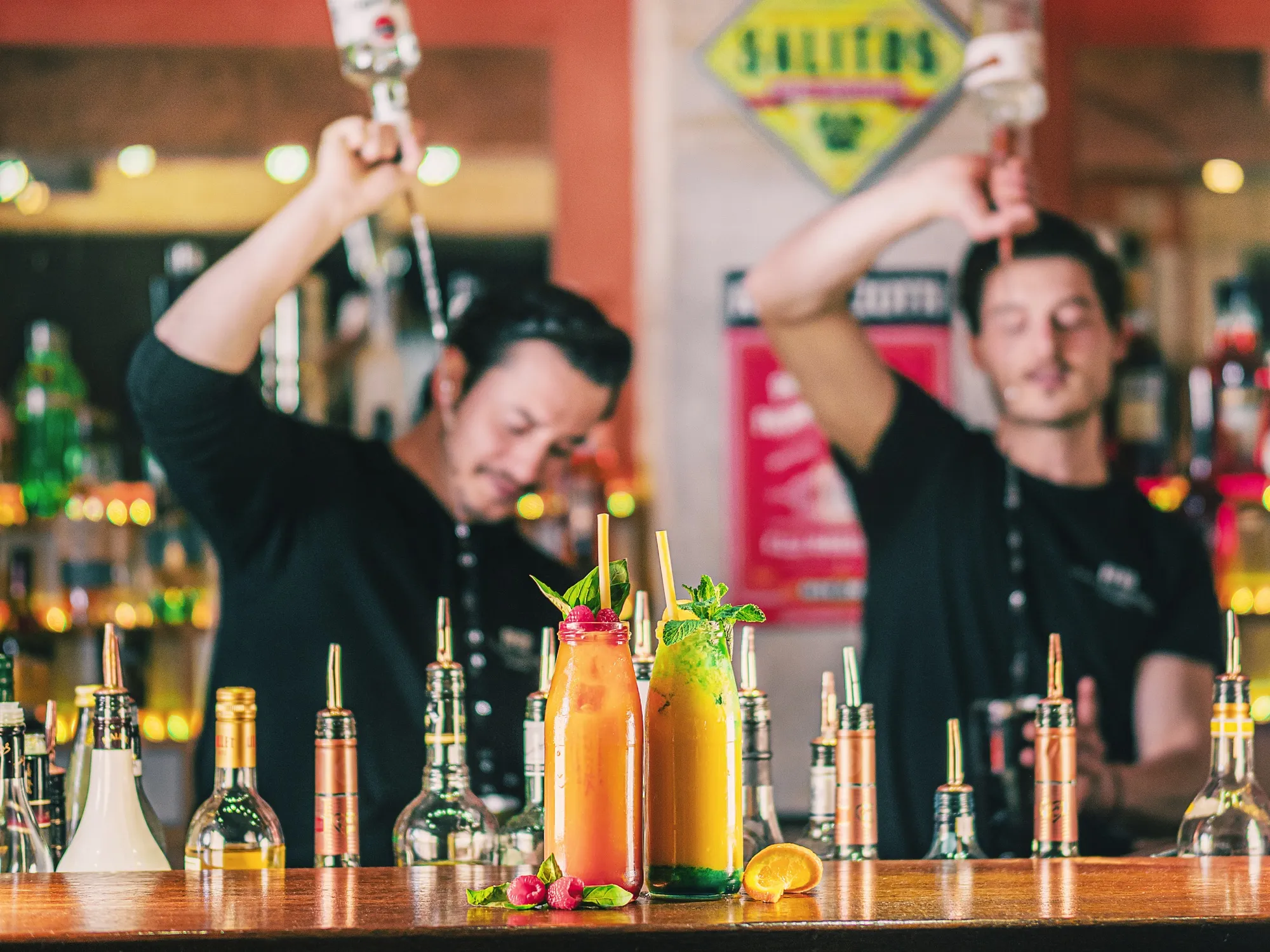 Zwei Barkeeper mixen Cocktails an der Bar des el gecco