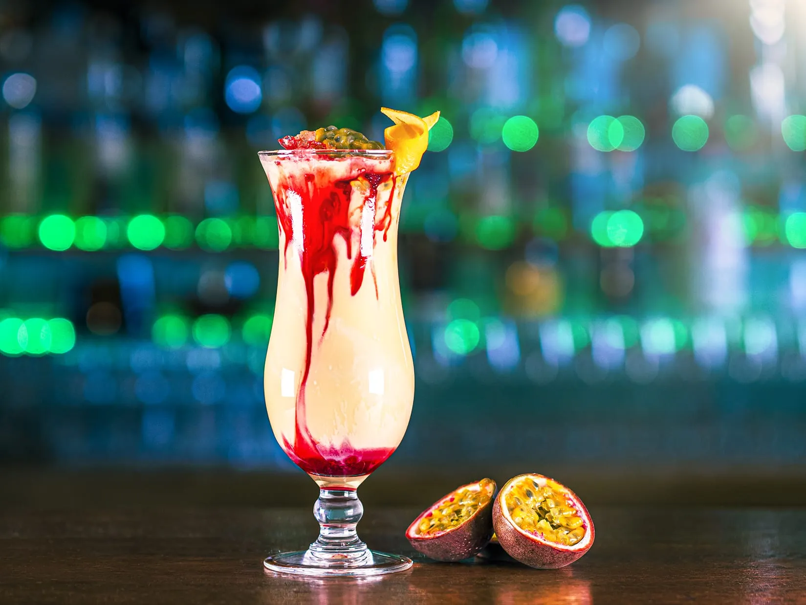 Cocktail im Hurricane-Glas mit Maracuja