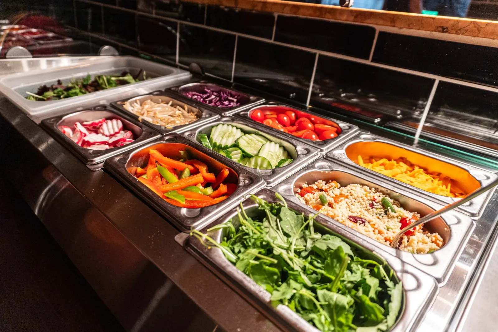 Buffet mit Salaten und frischem Gemüse
